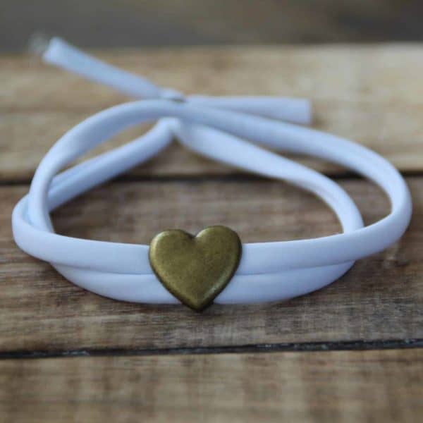 Armband 5mm wit elastisch band met schuiver hart brons