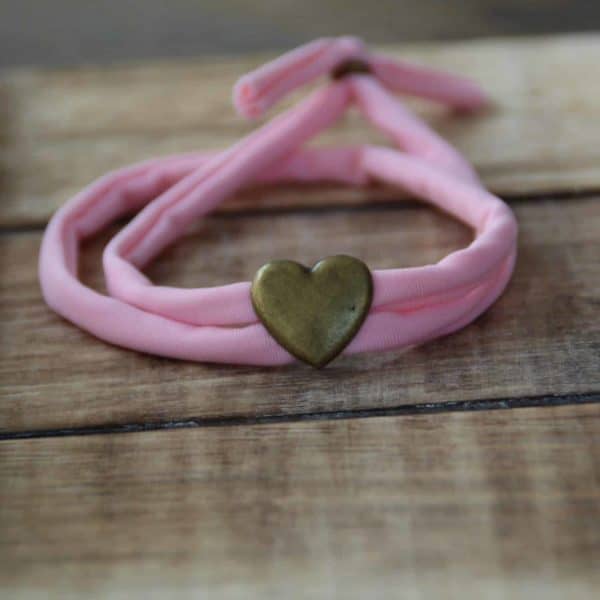 Armband 5mm elastisch roze band met schuiver hart brons